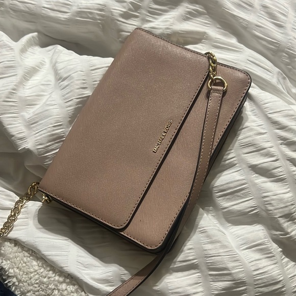 Pink MK crossbody. Has some color transfer but still looks nice - Picture 1 of 3